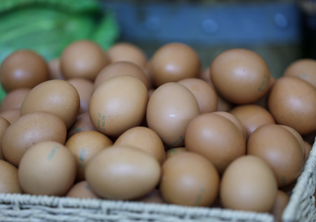 Россиянин расстроился из-за маленьких яиц и пожаловался в Роспотребнадзор