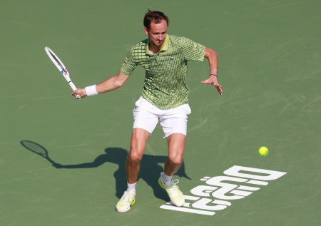 Медведев разгромил соперника на старте турнира в Дубае