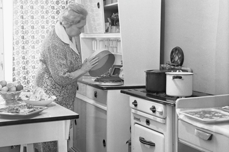 Хозяйка на кухне в одной из московских квартир