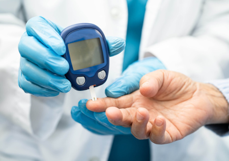 Врач назвал неочевидные причины высокого уровня сахара в крови