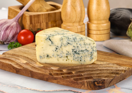 Врач раскрыла, для кого опасен сыр с плесенью