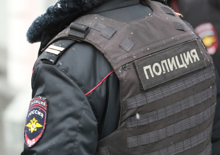 Двое напали с ножом на посетителя торгового центра в Петербурге