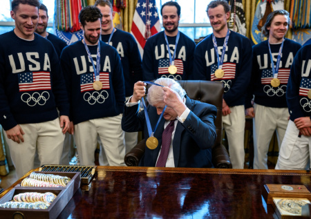 Трамп примерил олимпийскую золотую медаль и отказался ее возвращать
