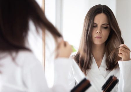 Дерматолог развеяла миф о связи погоды с состоянием волос