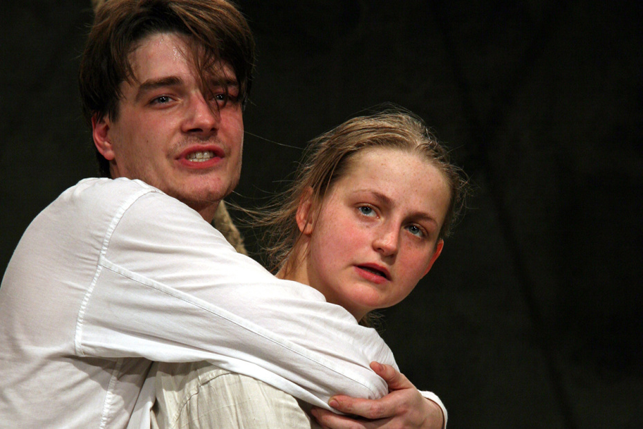 Максим Матвеев и Яна Сексте в сцене спектакля «Сорок первый» в Московском художественном театре им. А. П.Чехова, 2008 год