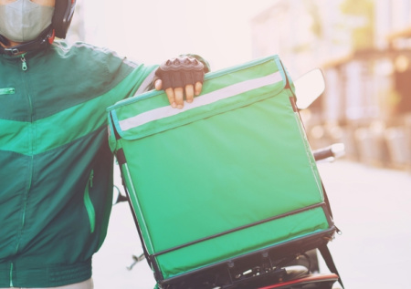 В Казани решили обуздать доставщиков на самокатах