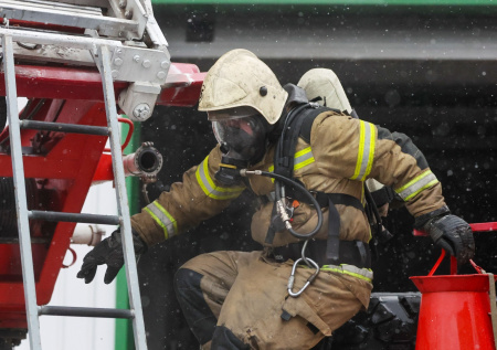 Трехкомнатная квартира загорелась рано утром в одном из домов Петербурга