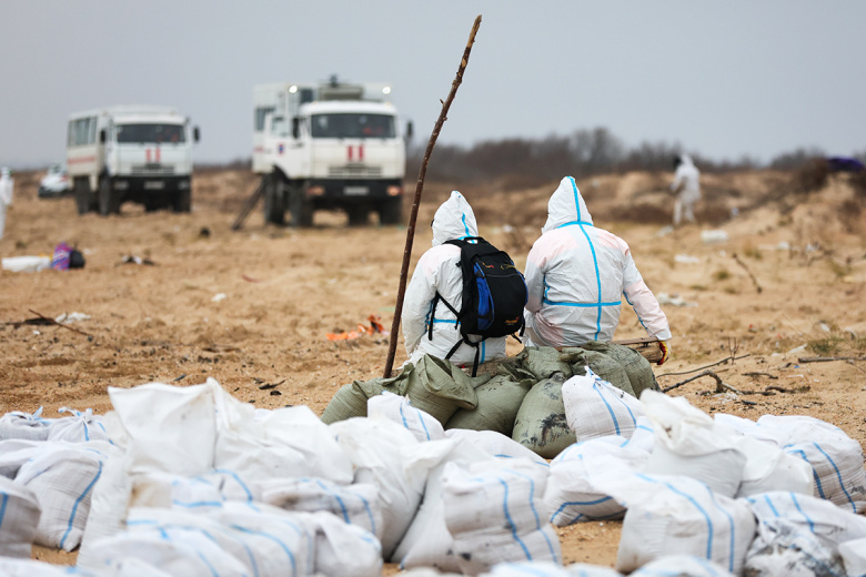 Волонтеры во время уборки разлитого мазута на пляже. 15 декабря 2024 года в Керченском проливе потерпели крушение танкеры «Волгонефть-212» и «Волгонефть-239», перевозившие более 9 тысяч тонн мазута, часть топлива попала в воду