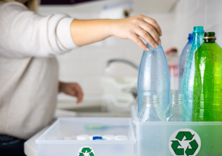 Зеленый налет исчезнет сам: 4 простых способа очистить бутыль без дорогой химии