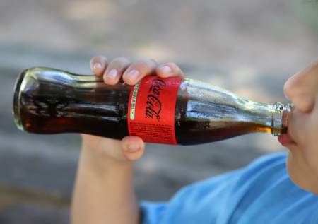 Кровавая рвота: любовь к коле довела подростка до госпитализации