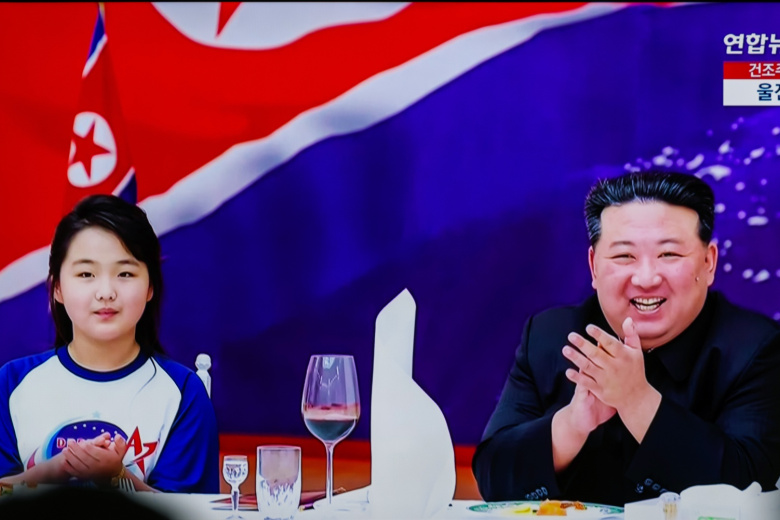 Ким Джу Э (предположительно) и Ким Чен Ын