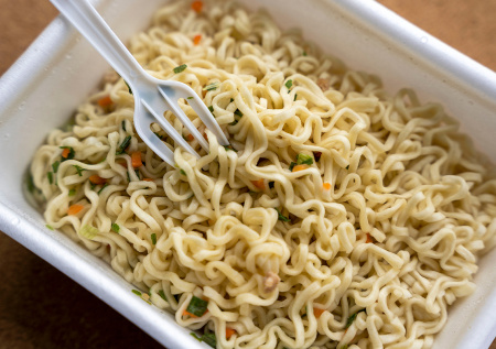 Спрос на лапшу быстрого приготовления в России упал почти на 16%