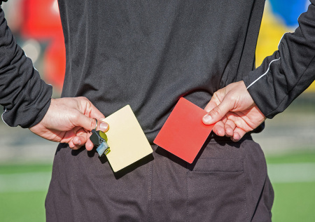 Украинские арбитры стали причиной скандала после отказа жать руку