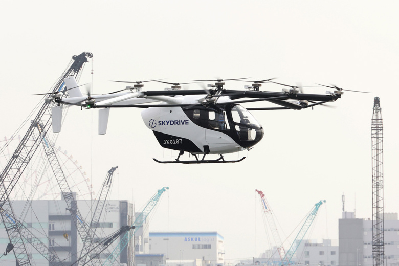 Летающий автомобиль компании SkyDrive SD-05 во время первого испытательного полета в Токио