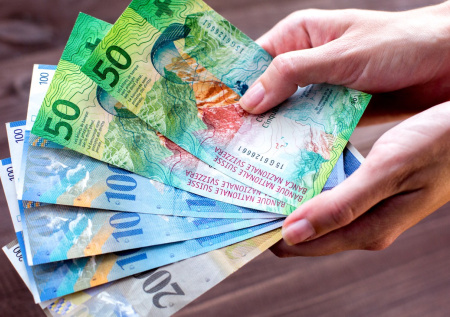 Швейцарцы готовы вписать наличные в Конституцию из-за одного страха