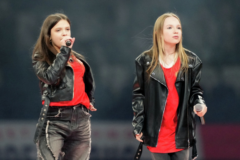 Певицы Светлана Чертищева и Мария Янковская (слева) выступают с песней «Сигма бой»