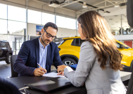 В Краснодаре автосалон навязал клиенту загадочные услуги за 300 тыс. рублей