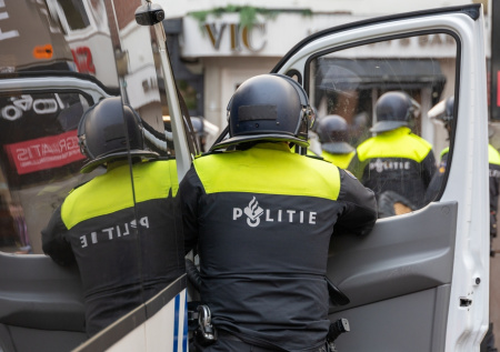 Протест против центра для беженцев в европейской стране разогнала полиция