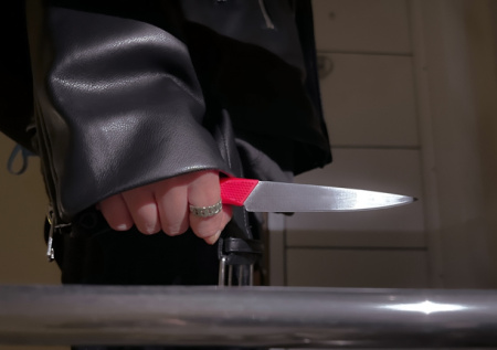 В Петербурге неизвестный трижды ударил ножом в спину прохожего в ТЦ