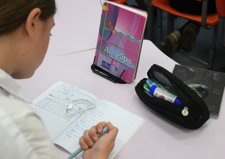 В школах Смоленской области временно отменили очные занятия в школах