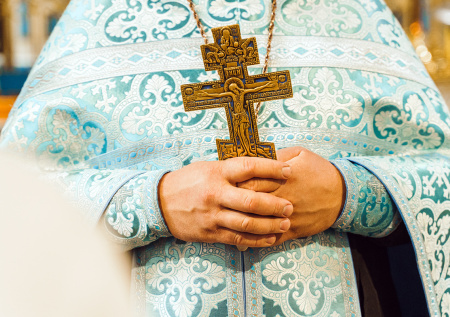 Священник объяснил, можно ли православным причащаться за рубежом