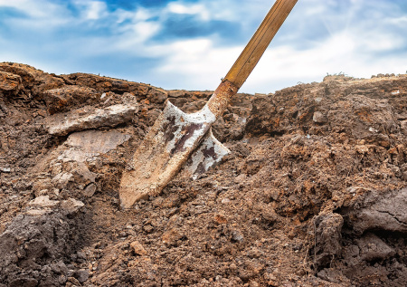 Копать землю во сне: к деньгам или беде?