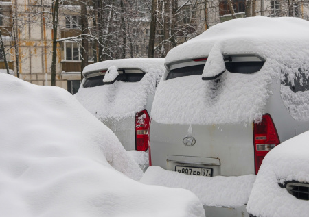 Девочка провалилась в глубокий сугроб на востоке Москвы