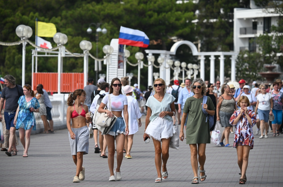 Отдыхающие на набережной в Геленджике