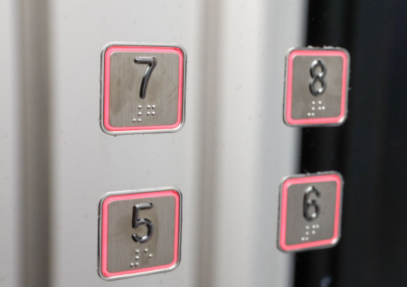 Появилось видео, как уфимцу едва не оторвало голову на входе в лифт