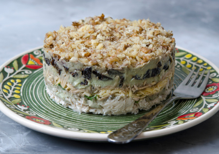 Салат, который хочется есть снова и снова, — «Весенний каприз»: праздничный, но простой в приготовлении