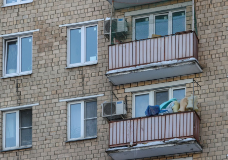 В Подмосковье женщина усадила малыша на перила балкона и попала на фото