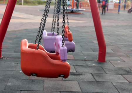 Юрист раскрыл, как получить выплату за травму ребенка на детской площадке