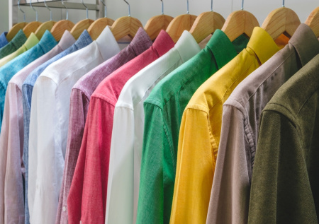 Мятая одежда станет идеально ровной за минуты: простой способ без утюга и усилий