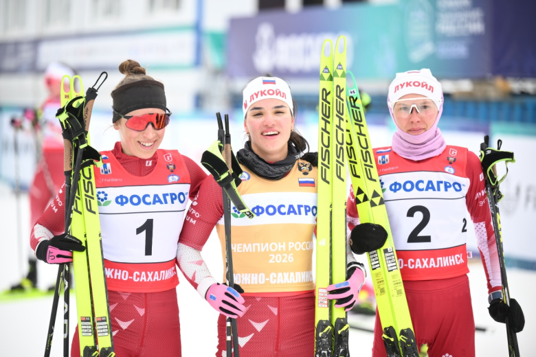 Призеры скиатлона на 20 км среди женщин на чемпионате России по лыжным гонкам в Южно-Сахалинске: Евгения Крупицкая — второе место, Вероника Степанова — первое место, Алина Пеклецова — третье место