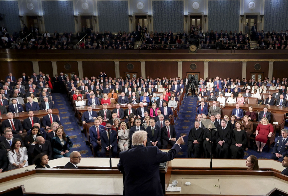 Президент Дональд Трамп произносит первое послание о положении дел в стране в рамках своего второго срока перед объединенным заседанием конгресса в зале Палаты представителей Капитолия США