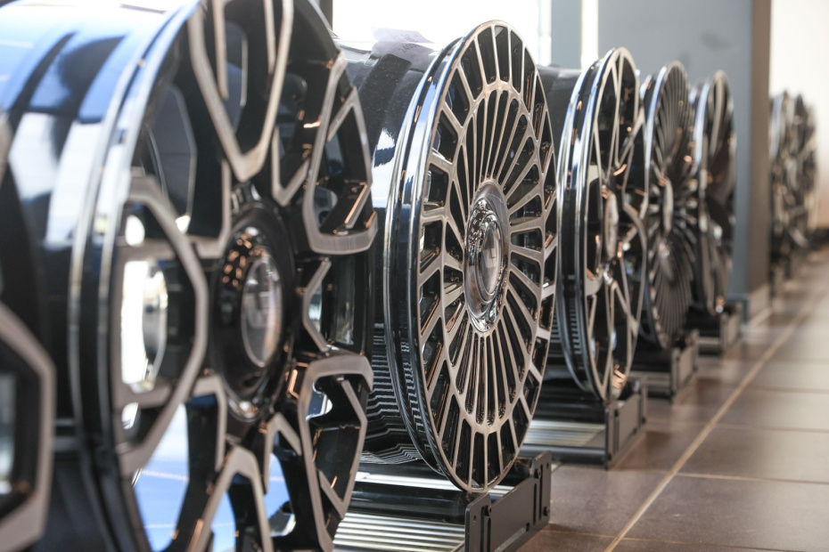 Продажа автомобильных дисков китайской марки LiXiang в дилерском центре