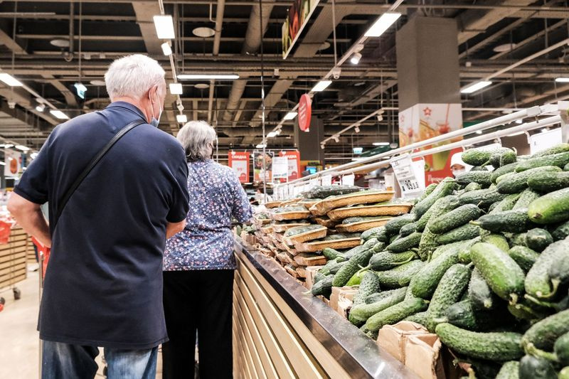 Овощной отдел в продуктовом гипермаркете