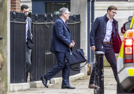 Политолог ответил, повлияет ли уход Стармера на отношения Лондона и Москвы