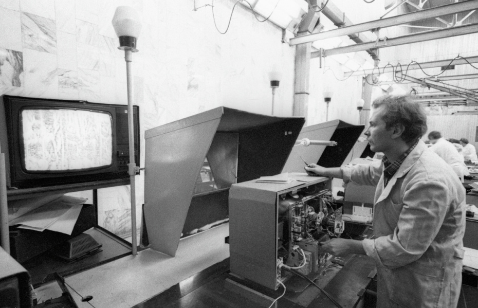 Сотрудник Московского производственного объединения «Рубин» регулирует телевизор «Рубин-Тесла-Ц392Д»