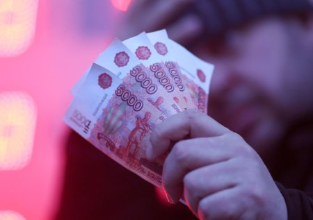 Курс рубля обрушился на фоне планов ужесточения бюджетного правила