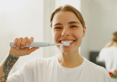 Стоматолог рассказал о рисках использования электрических щеток