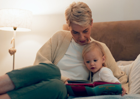 Родителям объяснили, с какого возраста можно оставлять ребенка с бабушкой