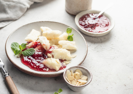 Пачка творога, яйцо и горстка муки — смешиваю, и получаются ленивые вареники: до безумия просто