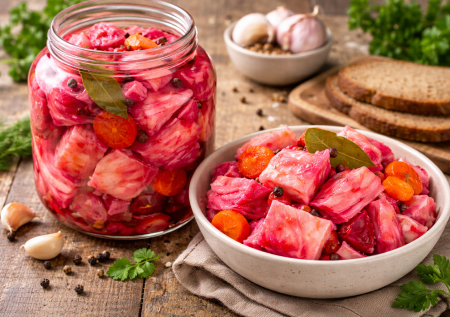 Всю зиму едим и не наедимся: квашеная капуста «Пелюстка» — розовая вкуснятина к мясу и картошке