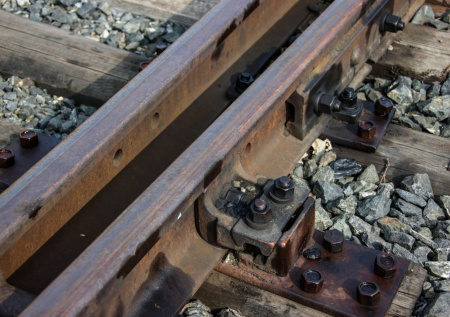 Грузовой состав из 30 вагонов сошел с рельсов на Сахалине