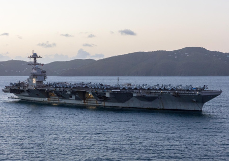 Крупнейший авианосец США покинул бухту Суда на Крите
