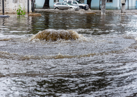 В Бразилии по улицам поплыли гробы