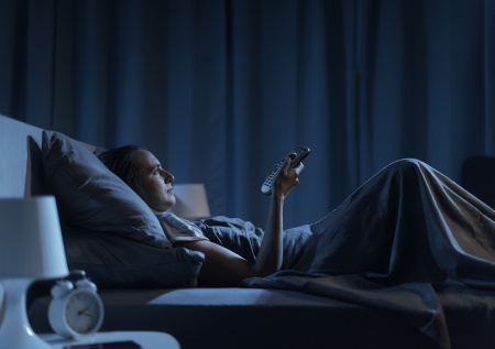 Сомнолог раскрыл, какие видео лучше не включать на фон перед сном