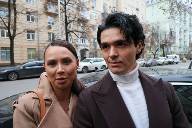 Блогер Валерия Чекалина и аргентинский хореограф Луис Сквиччиарини перед рассмотрением уголовного дела о незаконном выводе из РФ более 250 млн рублей в Гагаринском суде города Москвы, декабрь 2025 г.