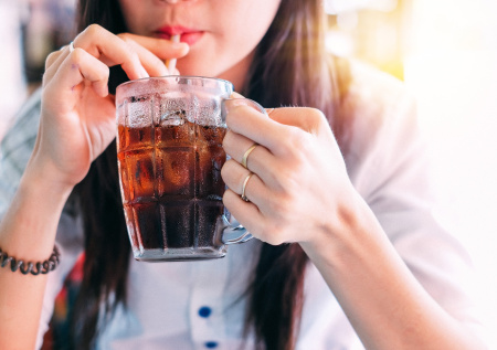 Диетолог предупредила о неожиданной опасности колы без сахара